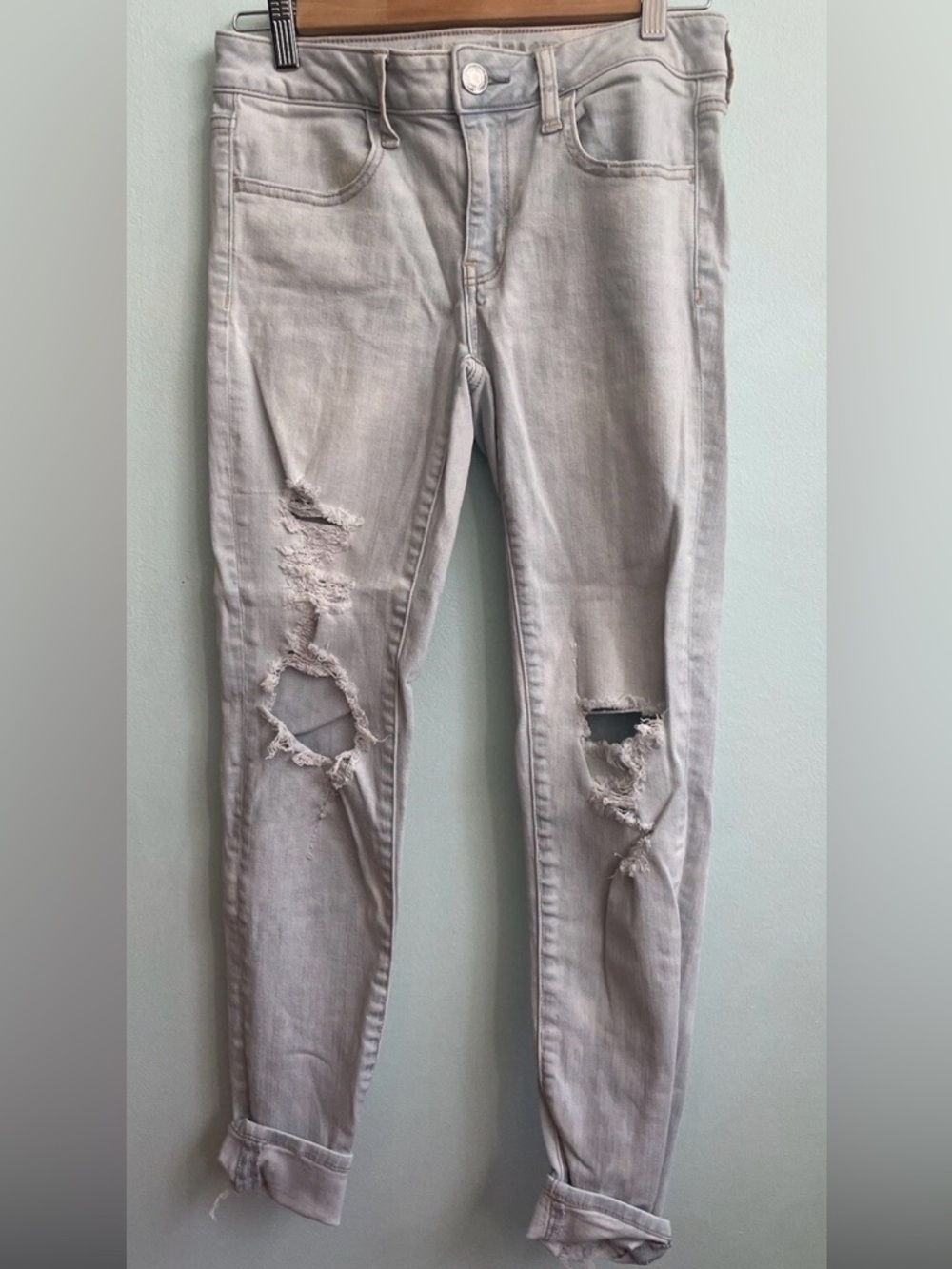 American Eagle Outfitters Women's Light Gray Ripped Skinny Jeans